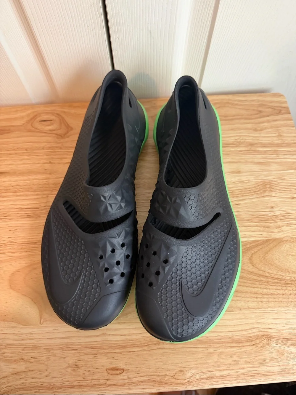 Nike lightweight slip